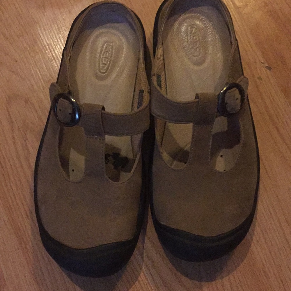 KEEN Super cute tan slip on clogs. Flowers on top.
